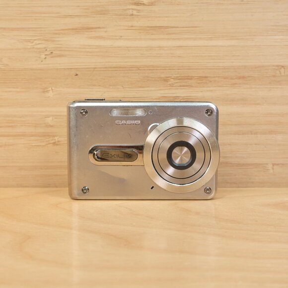 Casio Exilim EX-S100 / Ultra Slim 3.2MP Digital Camera / Credit Card Size - Picture 3 of 9